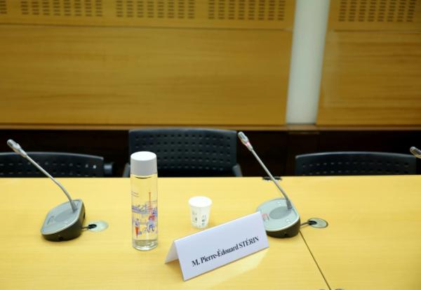 La chaise vide de l'homme d'affaires Pierre-Edouard Stérin convoqué par une précédente commission d'enquête de l'Assemblée nationale, le 14 mai 2025, à Paris