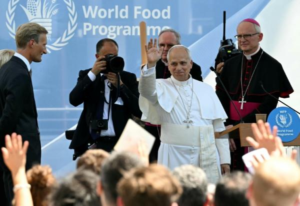 Le pape Léon XIV salue la foule lors d'une visite au siège du Programme alimentaire mondial (PAM), à Rome, le 22 juin 2026.
