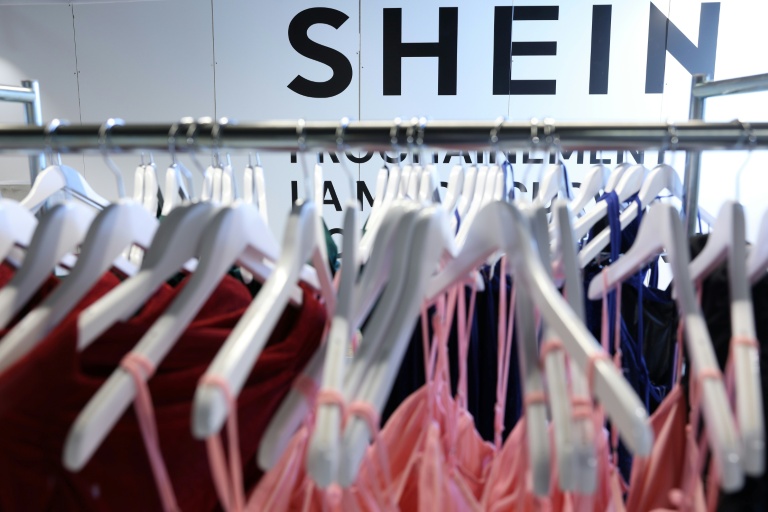 Le logo de la plateforme de commerce en ligne Shein affiché au grand magasin du Bazar de l'Hôtel de Ville (BHV) à Paris, le 19 mars 2026