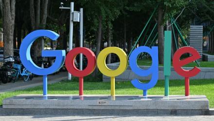 Faux avis sur internet: Google affirme qu'il "n'a pas les moyens de vérifier"