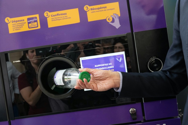Un système de consigne pour des bouteilles en verre est présenté dans un magasin Super U à Saint-Sébastien-sur-Loire, en Loire-Atlantique, le 12 juin 2025