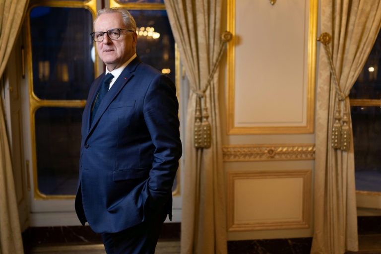 Le président du Conseil constitutionnel Richard Ferrand pose dans son bureau à Paris, le 19 janvier 2026