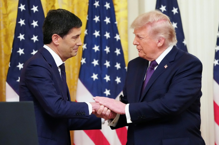 Le président américain Donald Trump serre la main du nouveau président de la Réserve fédérale américaine, Kevin Warsh (g.), lors d'une cérémonie de prestation de serment à la Maison Blanche, à Washington, le 22 mai 2026