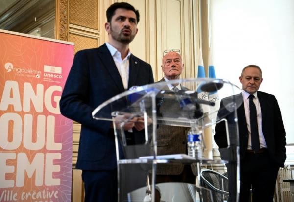 Le maire d'Angoulême, Xavier Bonnefont, s'adresse aux médias à l'hôtel de ville d'Angoulême, dans la Charente, le 20 novembre 2025