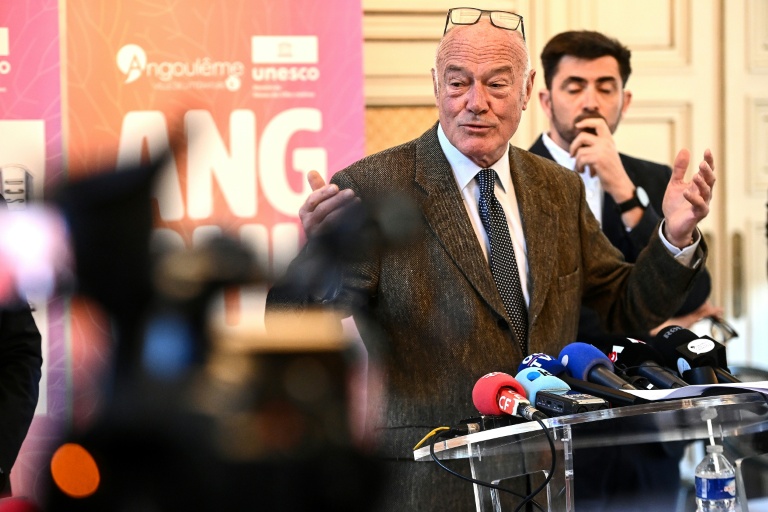 Le président de la région Nouvelle-Aquitaine, Alain Rousset, s'adresse aux médias à l'hôtel de ville d'Angoulême, dans le sud-ouest de la France, le 20 novembre 2025