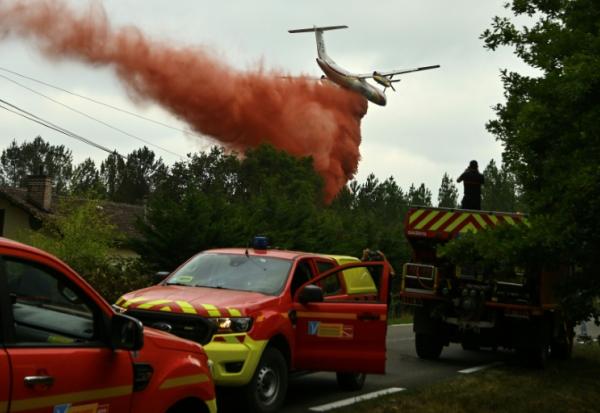 Un avion de la sécurité civile DASH verse du liquide retardateur sur la forêt en feu, Luglon, le 15 août 2026