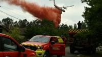 Un avion de la sécurité civile DASH verse du liquide retardateur sur la forêt en feu, Luglon, le 15 août 2026