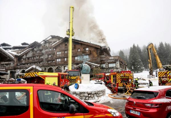 Des pompiers luttent contre un incendie dans un hôtel de la station de Courchevel, le 28 janvier 2026 en Savoie