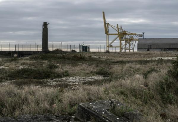 Cette photographie, prise le 27 janvier 2023, montre une vue du terminal portuaire du Verdon-sur-Mer, où l'entreprise Pure-Salmon espère installer une vaste ferme d'élevage et une unité de transformation du saumon sur une superficie de 14 hectares