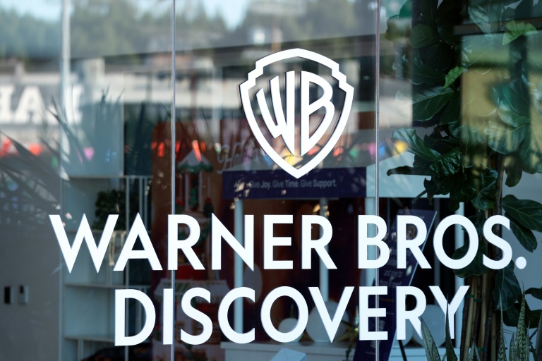 Le logo of Warner Bros. Discovery à l'entrée de bureaux en Californie le 5 décembre 2025