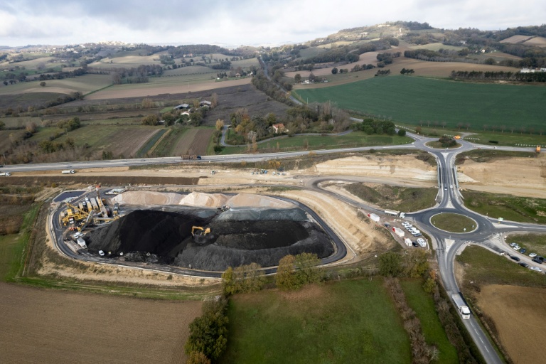 Vue aérienne du chantier de construction de l'autoroute A69 à Puylaurens, le 11 novembre 2025 dans le Tarn