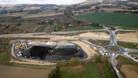 Vue aérienne du chantier de construction de l'autoroute A69 à Puylaurens, le 11 novembre 2025 dans le Tarn