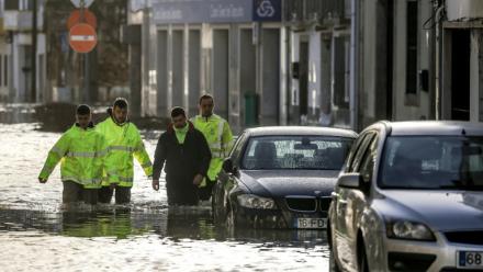 Des employés municipaux dans une rue inondée à Alcacer do Sal, dans le sud du Portugal, le 5 février 2026