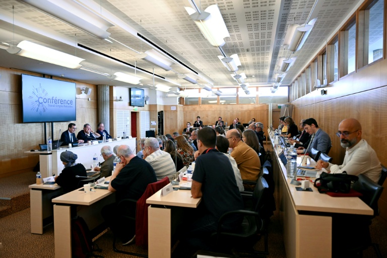 Le ministre français du Travail Jean-Pierre Farandou (g) présente les résultats  de la conférence Travail Emploi Retraite devant les partenaires sociaux à Paris, le 18 septembre 2026