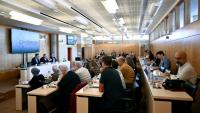 Le ministre français du Travail Jean-Pierre Farandou (g) présente les résultats  de la conférence Travail Emploi Retraite devant les partenaires sociaux à Paris, le 18 septembre 2026