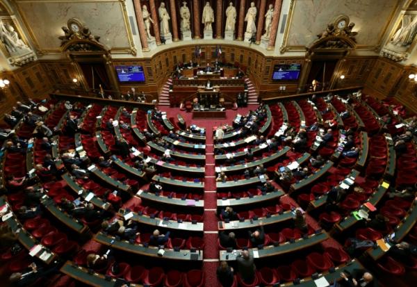 Des sénateurs examinent un projet de loi visant à créer un droit à l’aide à mourir au Sénat, à Paris, le 20 janvier 2026