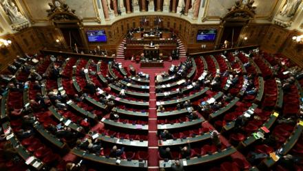 Des sénateurs examinent un projet de loi visant à créer un droit à l’aide à mourir au Sénat, à Paris, le 20 janvier 2026