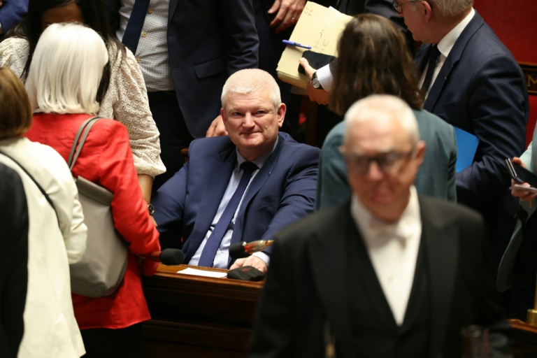 Olivier Falorni (au centre)  à l'Assemblée nationale à Paris le 25 février 2026 