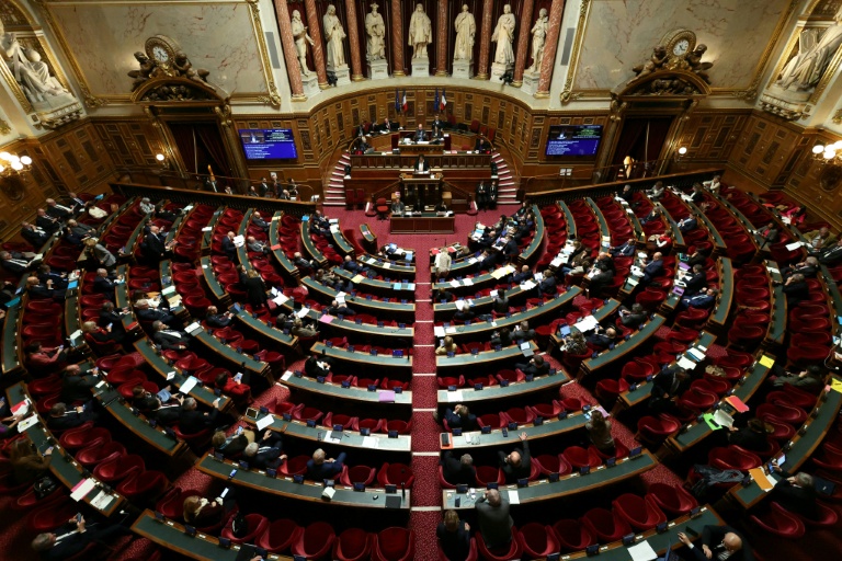 Les sénateurs examinent le projet de loi sur l'aide à mourir le 20 janvier 2026 à Paris