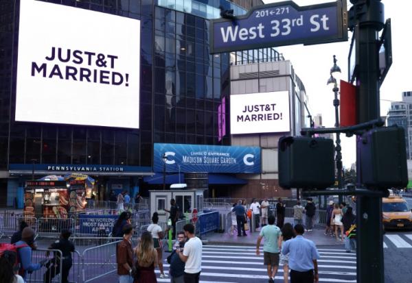 Des écrans géants confirment le mariage de Taylor Swift et Travis Kelce au Madison Square Garden, à New York, le 3 juillet 2026