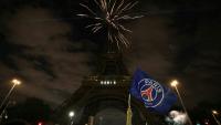 Un supporteur du Paris Saint-Germain agite un drapeau du club près de la tour Eiffel à Paris le 31 mai 2025