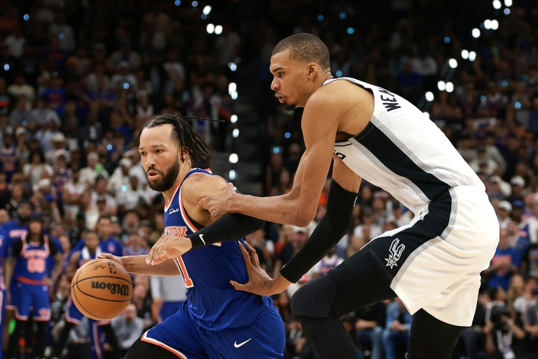 Jalen Brunson (g.) et Victor Wembanyama s'affrontent, le 13 juin 2026 à San Antonio aux Etats-Unis