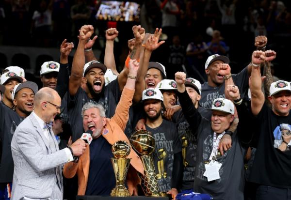 Les New York Knicks célèbrent leur victoire face aux San Antonio Spurs, le 13 juin 2026 à San Antonio aux Etats-Unis