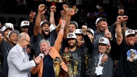 Les New York Knicks célèbrent leur victoire face aux San Antonio Spurs, le 13 juin 2026 à San Antonio aux Etats-Unis