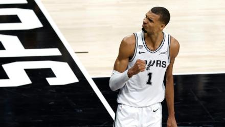Victor Wembanyama, l'ailier fort français des San Antonio Spurs, après avoir marqué un panier dans le quatrième quart-temps contre les New York Knicks lors du deuxième match de la finale de la NBA 2026, à San Antonio, le 5 juin 2026