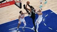 Le basketteur français des San Antonio Spurs Victor Wembanyama tire au panier sous la défense de Landry Shamet et de Josh Hart des New York Knicks, lors du troisième match de la finale de la NBA au Madison Square Garden de New York, le 8 juin 2026