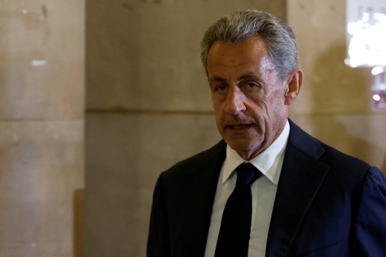 L'ancien président de la République Nicolas Sarkozy à son arrivée au tribunal à Paris le 27 mai 2026