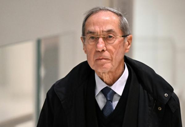 Claude Guéant, ex-secrétaire général de l'Elysée, arrive au tribunal de Paris, le 25 septembre 2025, pour le verdict du procès de l'ancien président Nicolas Sarkozy, dans l'affaire du financement libyen