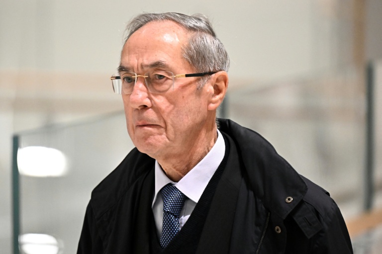 Claude Guéant, ex-secrétaire général de l'Elysée, arrive au tribunal de Paris, le 25 septembre 2025, pour le verdict du procès de l'ancien président Nicolas Sarkozy, dans l'affaire du financement libyen
