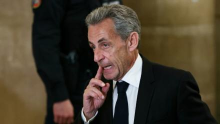 Nicolas Sarkozy arrive au palais de justice de Paris pour son procès en appel dans l'affaire du financement libyen, le 16 mars 2026 à Paris