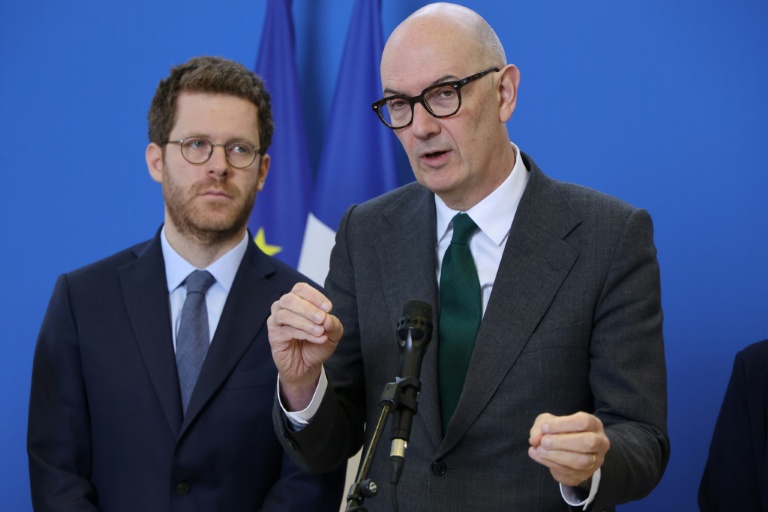 Le ministre de l'Économie Roland Lescure (à droite) et le ministre des Comptes publics David Amiel, à Paris le 27 mars 2026