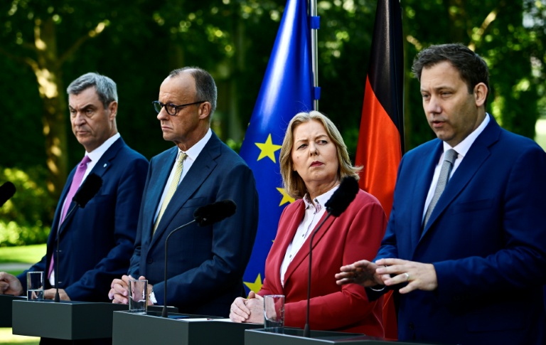 Le ministre-président de Bavière et chef de l’Union chrétienne-sociale (CSU) Markus Söder, le chancelier fédéral Friedrich Merz (CDU), la ministre fédérale du Travail et des Affaires sociales Bärbel Bas (SPD) et le ministre fédéral des Finances et vice-chancelier Lars Klingbeil (SPD) (de la gauche vers la droite) donnent une conférence de presse dans le jardin de la chancellerie à Berlin, le 2 juillet 2026