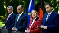 Le ministre-président de Bavière et chef de l’Union chrétienne-sociale (CSU) Markus Söder, le chancelier fédéral Friedrich Merz (CDU), la ministre fédérale du Travail et des Affaires sociales Bärbel Bas (SPD) et le ministre fédéral des Finances et vice-chancelier Lars Klingbeil (SPD) (de la gauche vers la droite) donnent une conférence de presse dans le jardin de la chancellerie à Berlin, le 2 juillet 2026