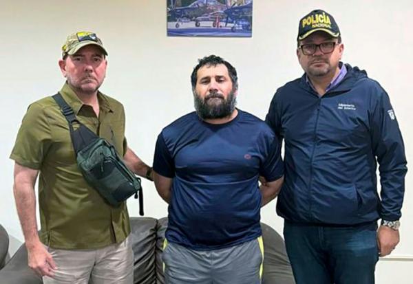 Photo diffusée par l'armée équatorienne du narcotrafiquant Adolfo Macias, alias "Fito" (c), entouré par le ministre de la Défense Carlo Loffredo (g) et le ministre de l'Intérieur John Reimberg, après sa recapture, le 25 juin 2025 à Manta, en Equateur 