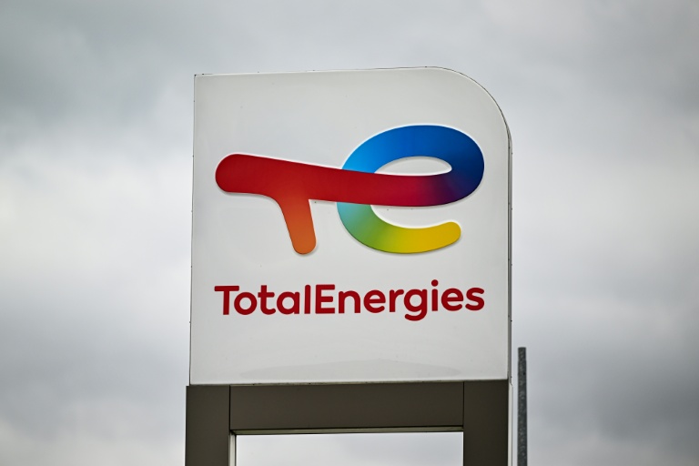 Le logo de Total Energies dans une station-service de Genech (France), le 5 octobre 2022 