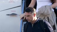 Flavio Bolsonaro sort de son avion à l'aéroport d'Opa Locka près de Miami, en Floride, le 28 octobre 2026, après avoir fui le Brésil quelques jours après sa défaite à l'élection présidentielle