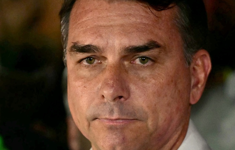 Le sénateur conservateur brésilien Flavio Bolsonaro réagit en apprenant les premiers résultats du second tour de l'élection présidentielle à Brasilia, le 25 octobre 2026