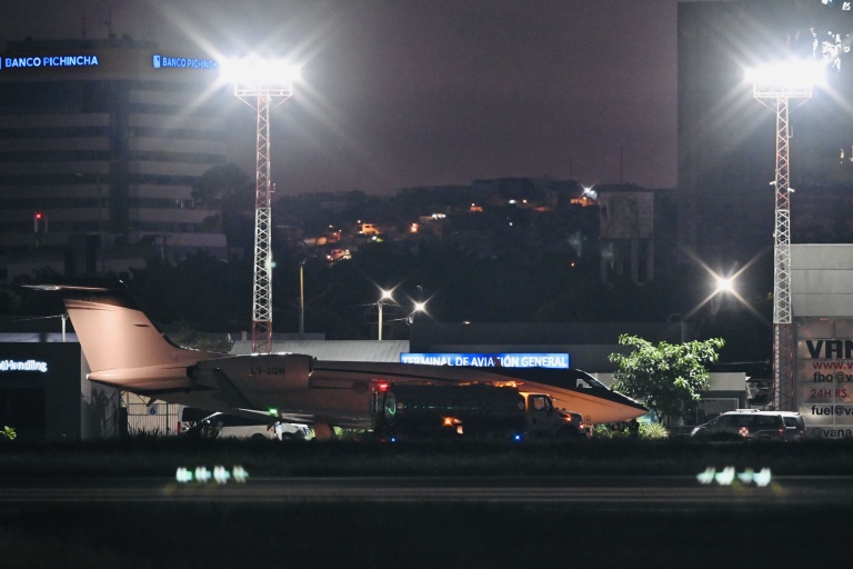 Un avion censé transporter Flavio Bolsonaro à l'aéroport de Guayaquil en Équateur, le 28 octobre 2026