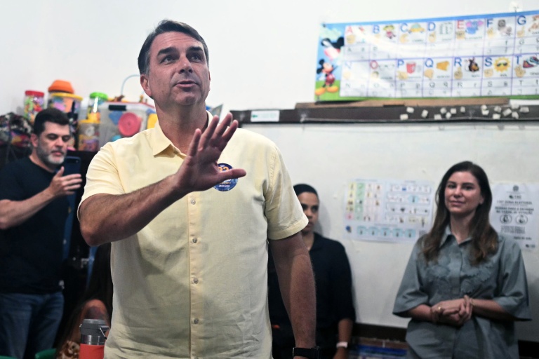 Flavio Bolsonaro salue des électeurs après avoir voté à Rio de Janeiro le 25 octobre 2026, au Brésil