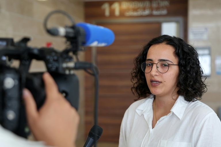 Hadeel Abou Salih, avocate de la militante israélienne Zohar Regev, fait une déclaration alors que sa cliente comparaît  devant le tribunal d'Ashkelon, dans le sud d'Israël, le 21 mai 2026