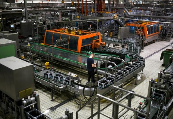 Le fluorure de sodium est naturellement présent dans les eaux de surfaces et les eaux souterraines, les aliments à base de céréales, l'eau de boisson, les feuilles de thé, le lait, les produits laitiers ou le sel de table