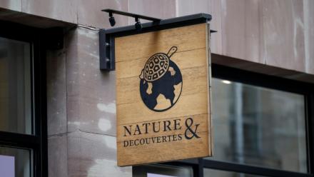 Logo de l'enseigne dédiée au bien-être, aux sciences et aux activités d'extérieur Nature & Découvertes dont Fnac Darty cherche à se séparer. Photo prise à Paris le 26 janvier 2026