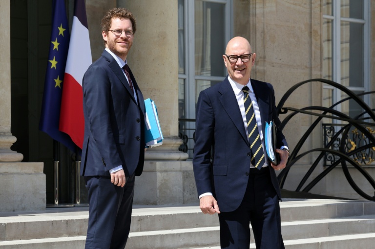 Le ministre des Comptes publics, David Amiel (g), et le ministre de l'Économie et des Finances, Roland Lescure, à la sortie de l'Élysée, le 24 juin 2026 à Paris