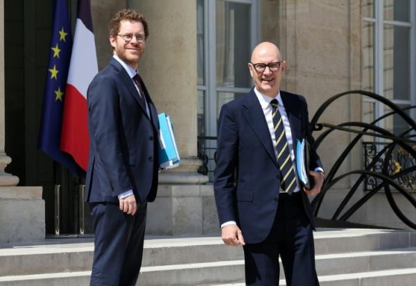 Le ministre des Comptes publics, David Amiel (g), et le ministre de l'Économie et des Finances, Roland Lescure, à la sortie de l'Élysée, le 24 juin 2026 à Paris