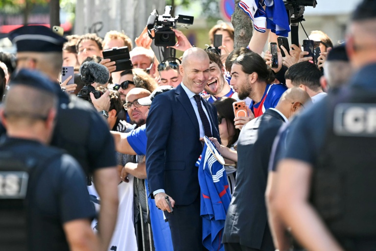 Le nouveau sélectionneur de l'équipe de France Ziénédine Zidane prend des photos avec les supporters devant le siège de la FFF, le 28 juillet 2026 à Paris