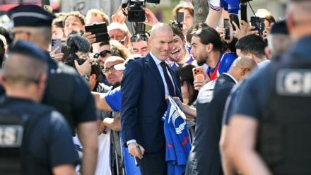 Le nouveau sélectionneur de l'équipe de France Ziénédine Zidane prend des photos avec les supporters devant le siège de la FFF, le 28 juillet 2026 à Paris